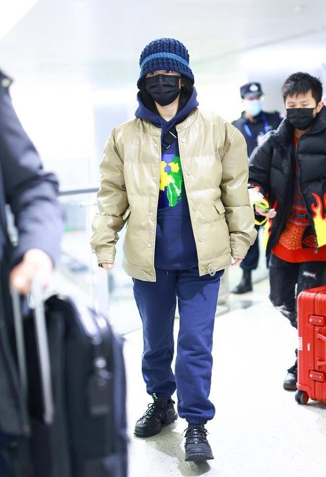 颜色 谢娜的照片是谁拍的，身高看着像1米3，但穿得很有学生气