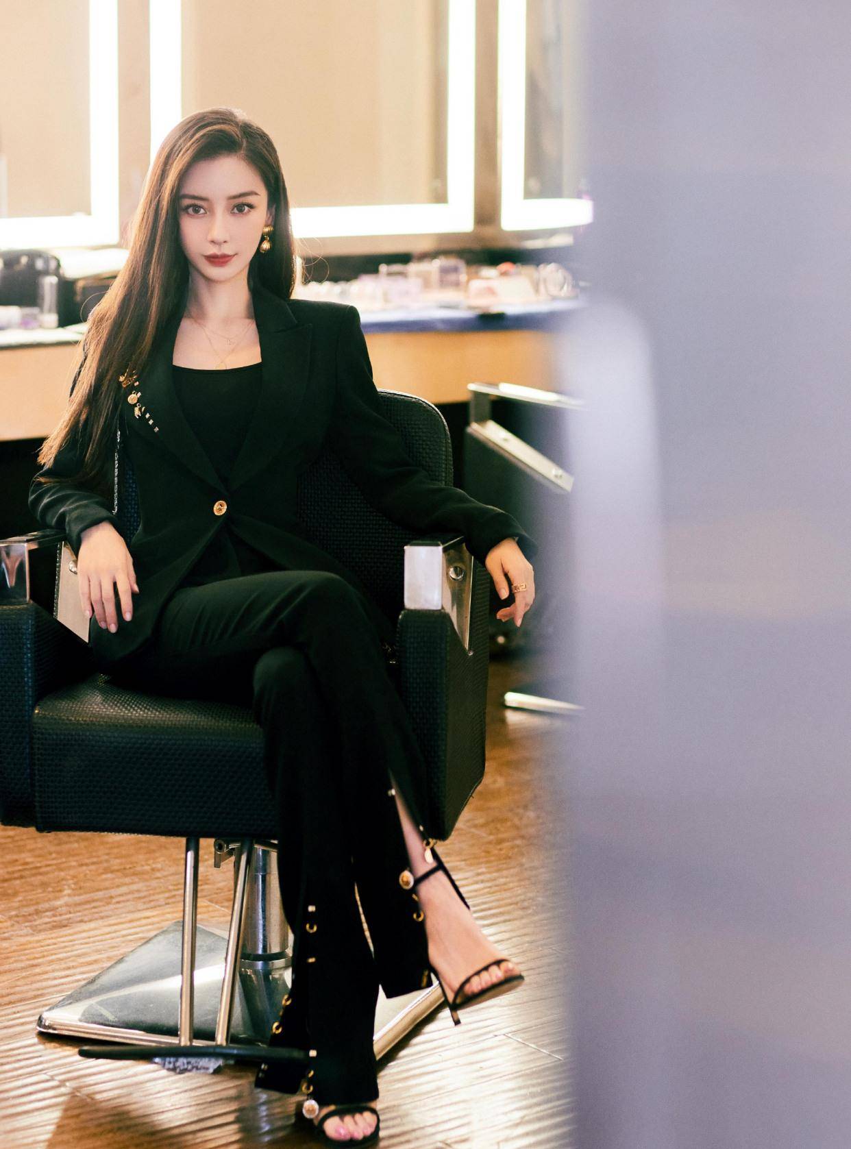 气田 Angelababy美出新高度!穿黑色西装利落干练,尽显气场