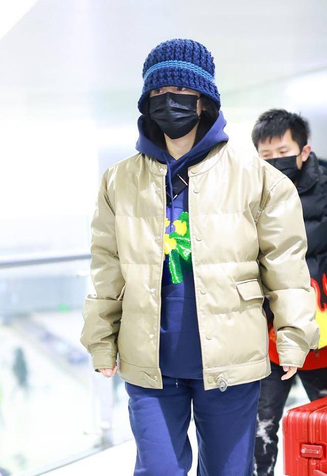 颜色 谢娜的照片是谁拍的，身高看着像1米3，但穿得很有学生气