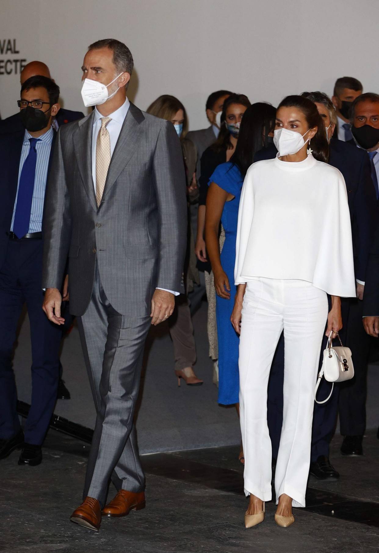 de 莱后带货太厉害,穿过的衣服立刻售罄,“莱蒂齐亚效应”持续发酵 。