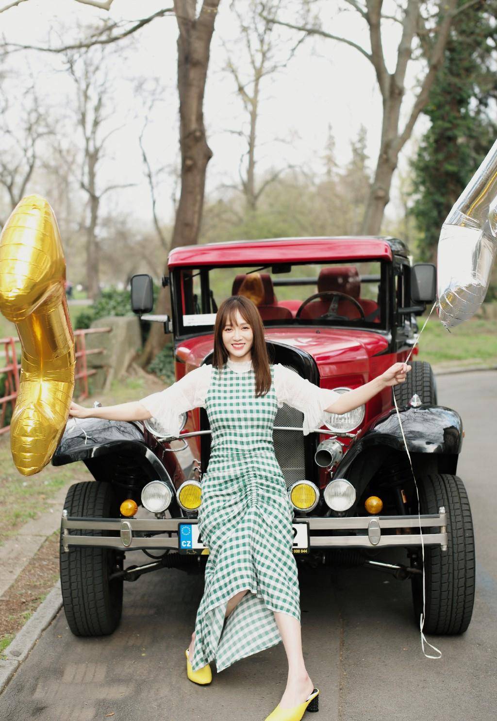 陈乔恩 陈乔恩真是满满的少女心，绿色T恤配背带裤，完全看不出40岁了