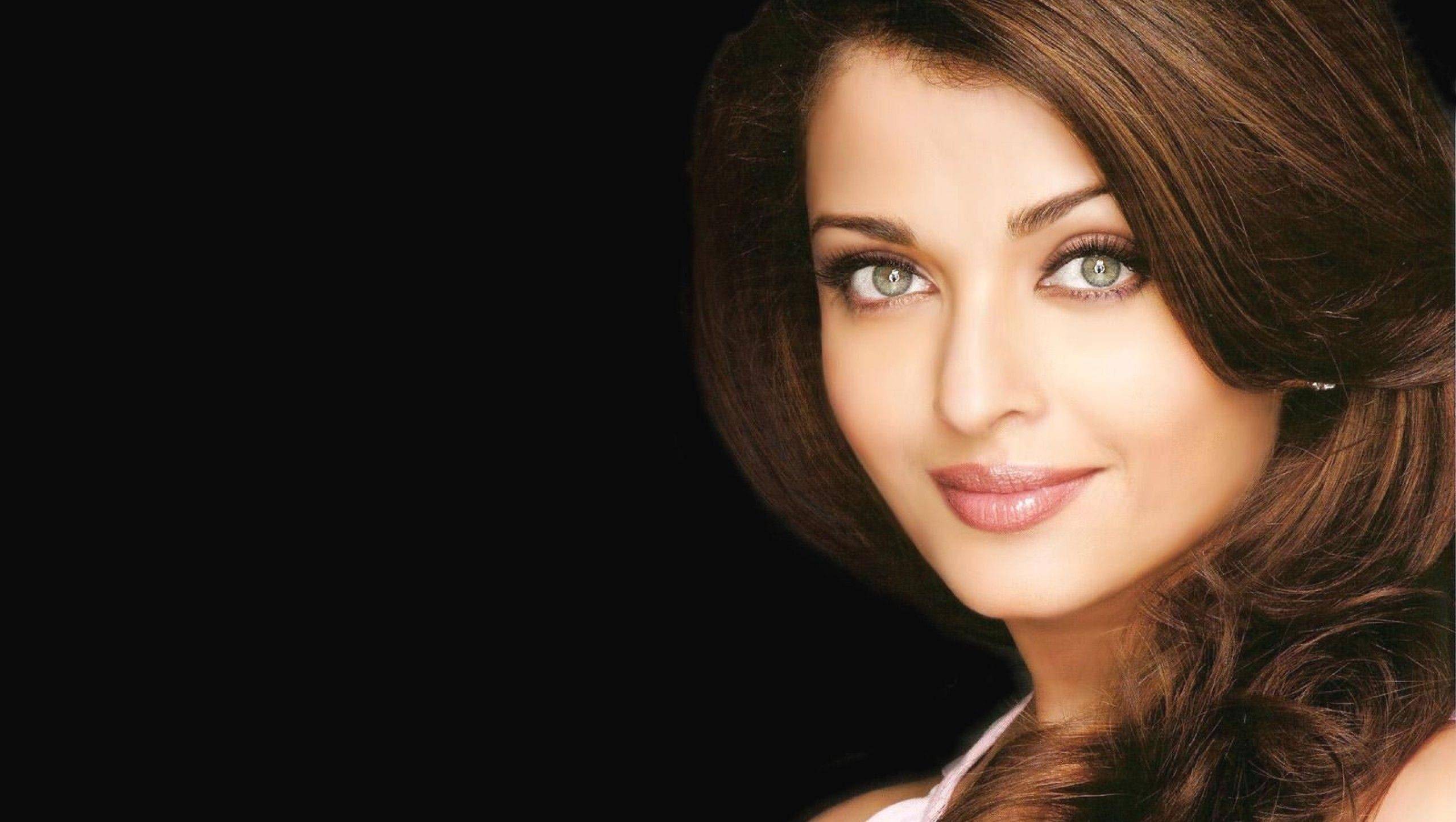 安吉丽娜·朱莉全球十大眼睛最漂亮的女明星,她们有着不同颜色的眼睛