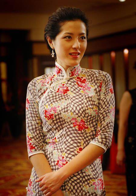 身材 曾黎不愧是气质女神，穿旗袍配波波头清纯文艺，44岁嫩成小姐姐