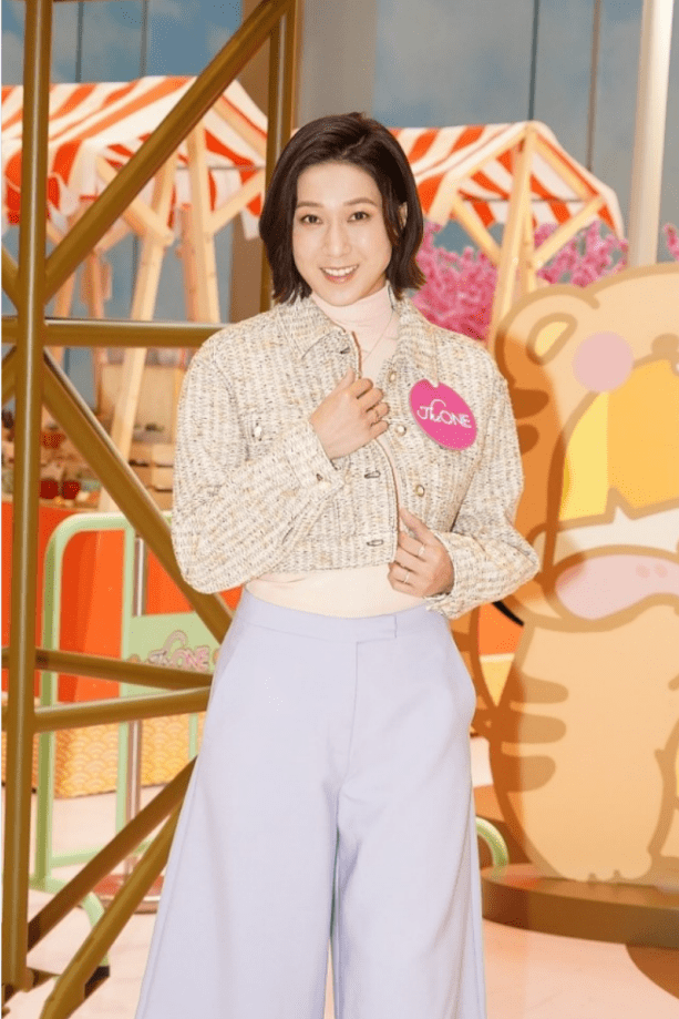 原创好彩妹钟嘉欣长相还没变不过穿着更时髦小香风外套好美