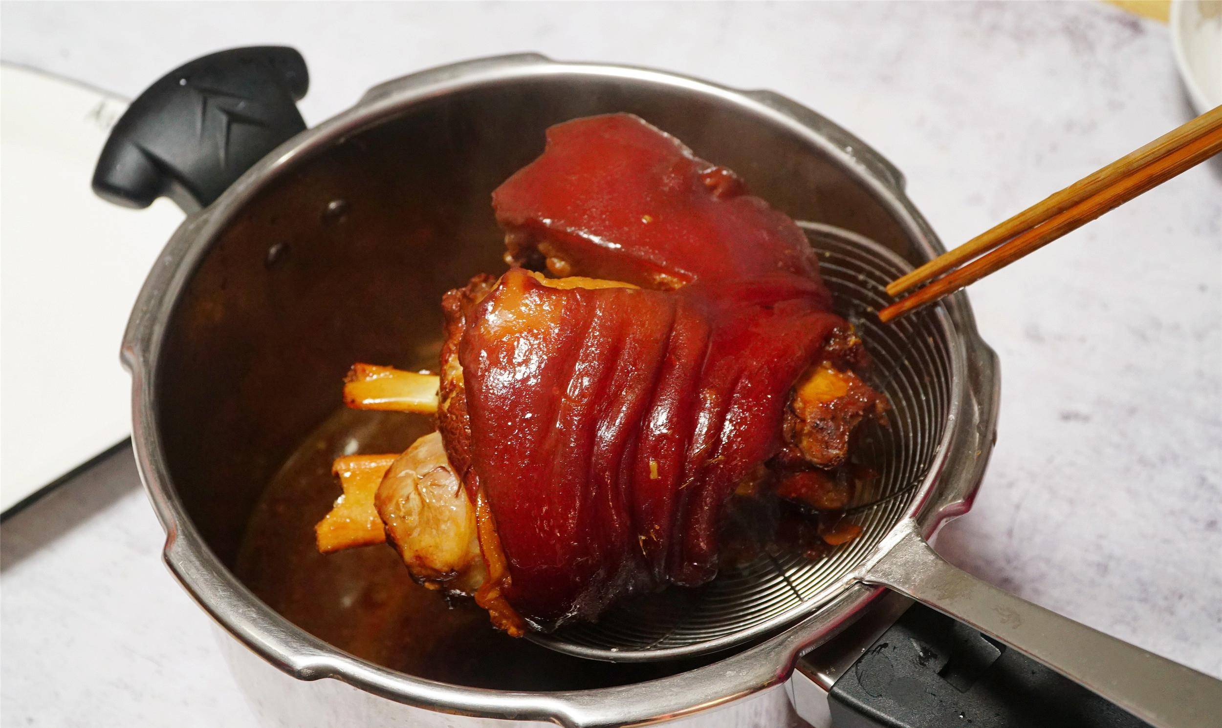 红烧肉怎么上色又红又亮 eeae370e563f4d3bba7cd8a41bb48715.jpeg