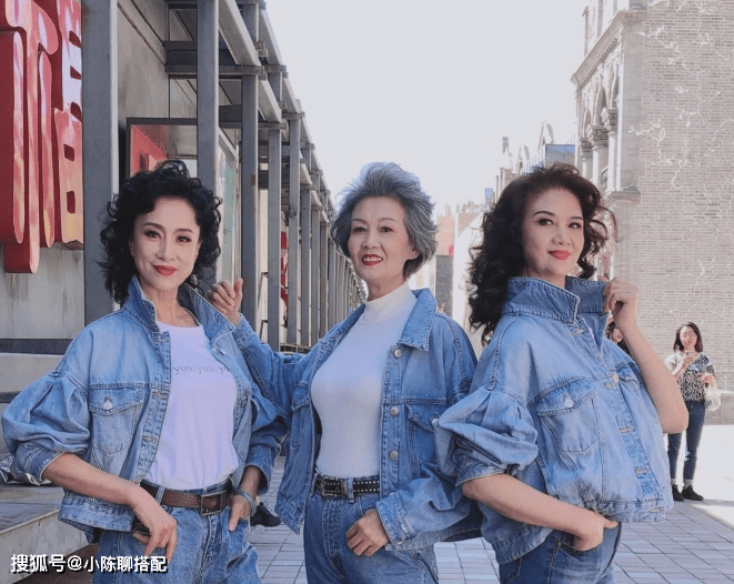 因为时髦与年龄无关!这群奶奶满头白发照样美丽,重新定义老年时尚