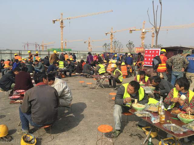 在大城市打工,年纪大的农民工不允许进入工地,出路在哪里_工人_年龄