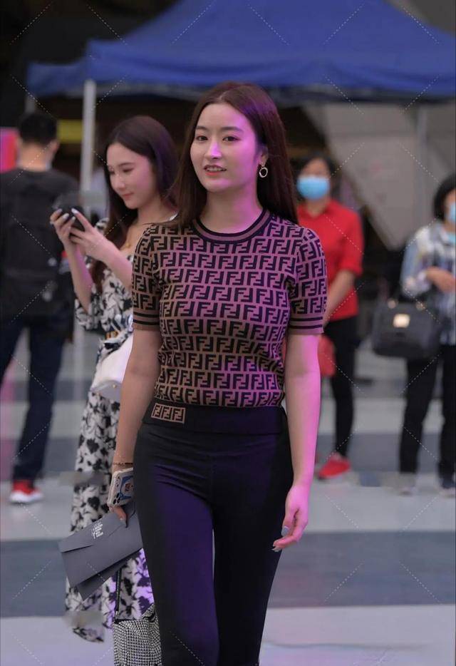 身材逛街的包臀裙美女，让造型远离俗套感，颜值过人