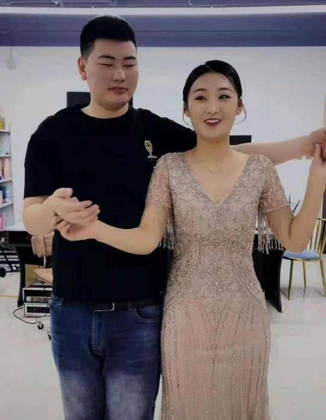 为了热度,抹黑前夫家网红大衣哥的儿媳妇陈亚男也参与了直播带货.