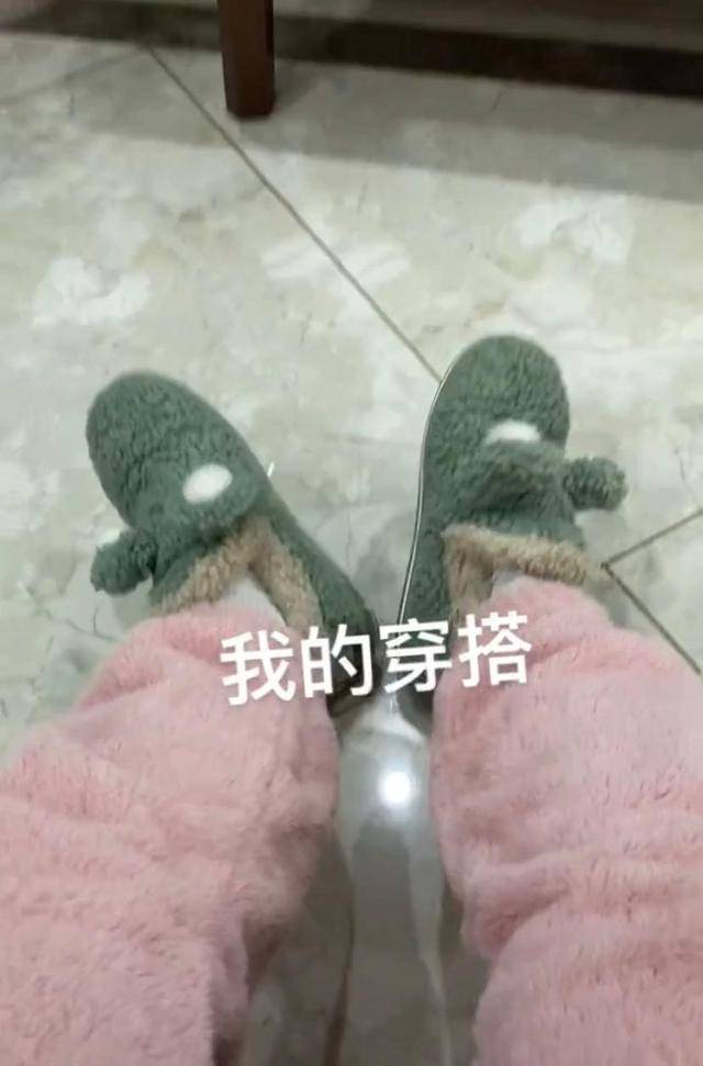 网友 湖北一女孩吐槽自己穿搭太随意，看到妈妈以后，网友：对比太伤害