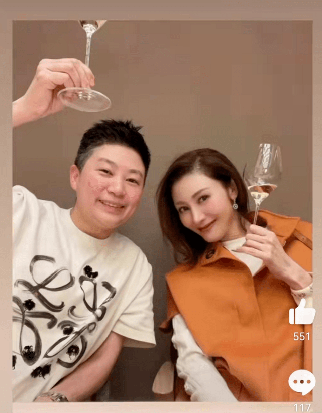 黑色 51岁李嘉欣出院后太玩得开！喝香槟暴露“鸡爪手”，名媛穿搭超美