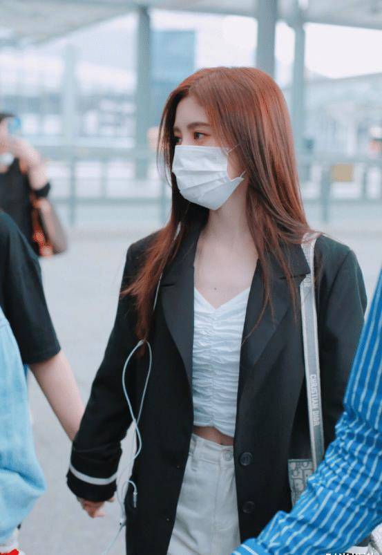 显得 鞠婧祎小淑女的正式穿搭真有范！简约白色尽显时髦，满满知性美