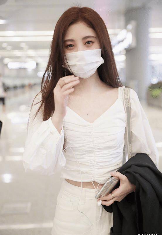 显得 鞠婧祎小淑女的正式穿搭真有范！简约白色尽显时髦，满满知性美