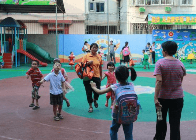 家长|为解决家长接送问题，幼儿园“延长”到6点？但又暴露出新的问题