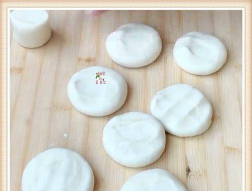 的表面|夏天必备快手鸡蛋泡泡饼,不用发面特简单,30分钟搞定全家人早餐