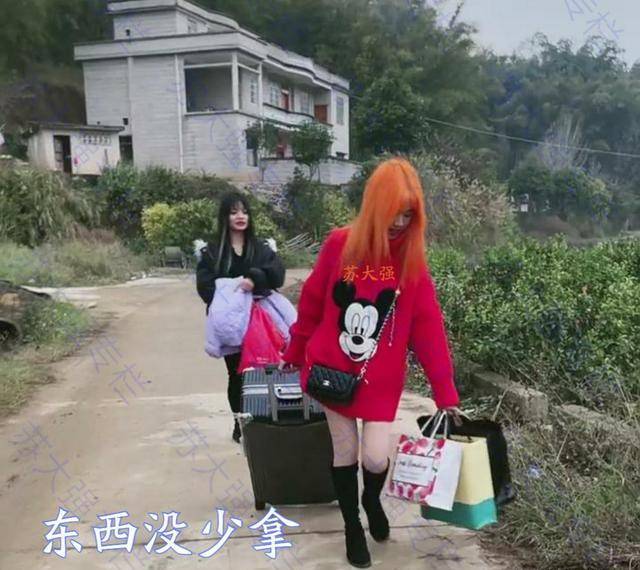 染红打工女孩回农村过年，染红发穿红衣，网友：能唬住媒婆吗？