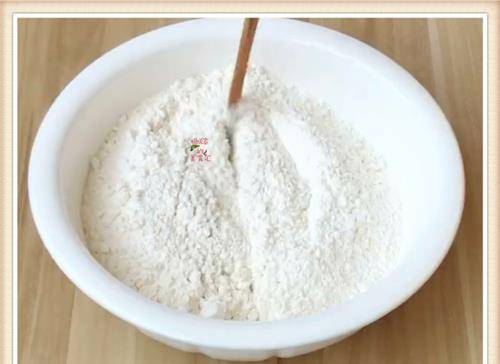 的表面|夏天必备快手鸡蛋泡泡饼,不用发面特简单,30分钟搞定全家人早餐