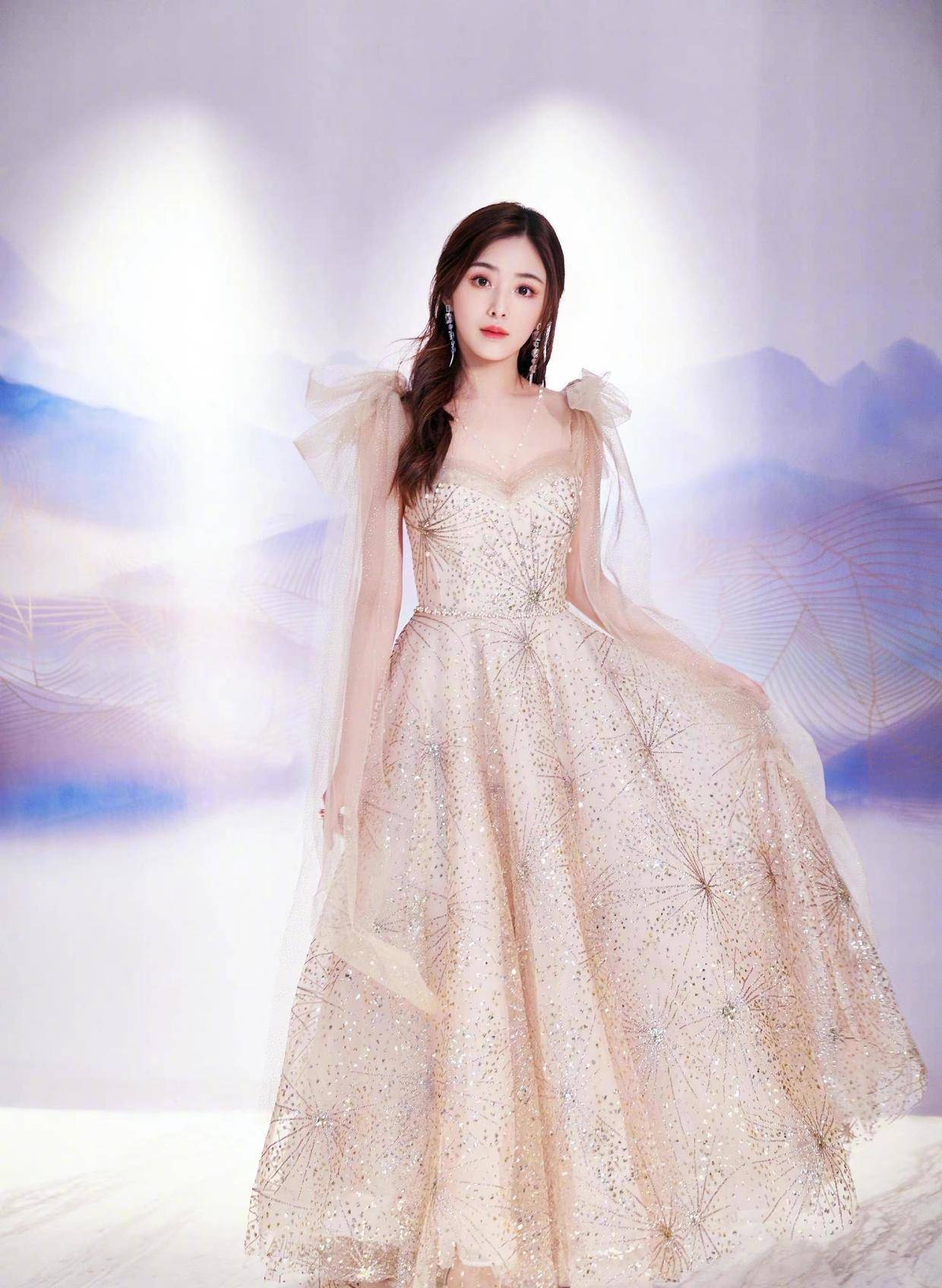 黑色 张含韵不再走可爱风,穿斜肩裙配黑丝袜,像换了个人+换了副身材