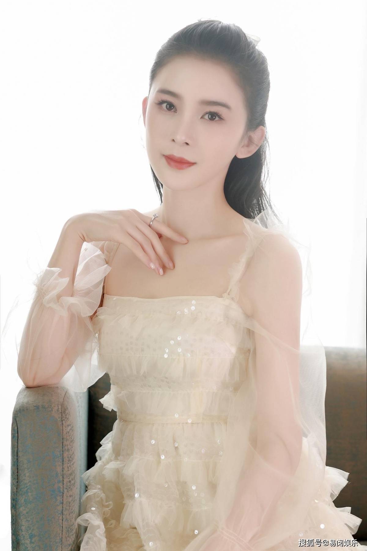 原创赵樱子出席活动大秀身材穿着藕色公主裙仙气十足被颜值圈粉了