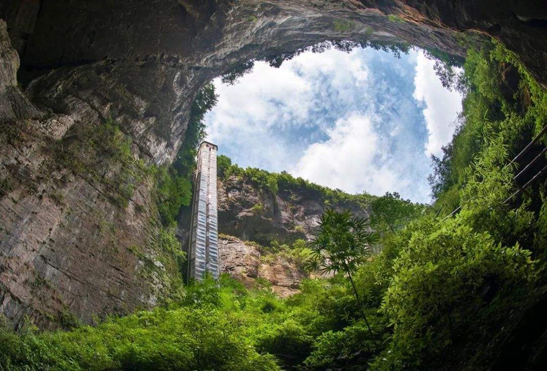 重庆一个天坑风景区，深666.2米，高1331米