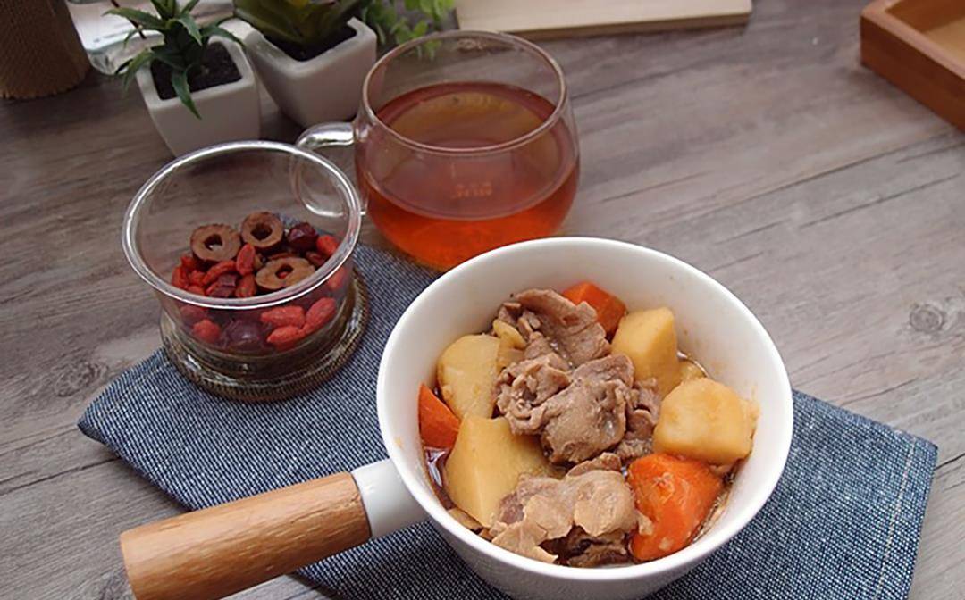 猪肉放入铸铁锅 焖煮分钟 出锅后比烤肉还香 老公孩子抢着吃 马铃薯 炖肉 梅花