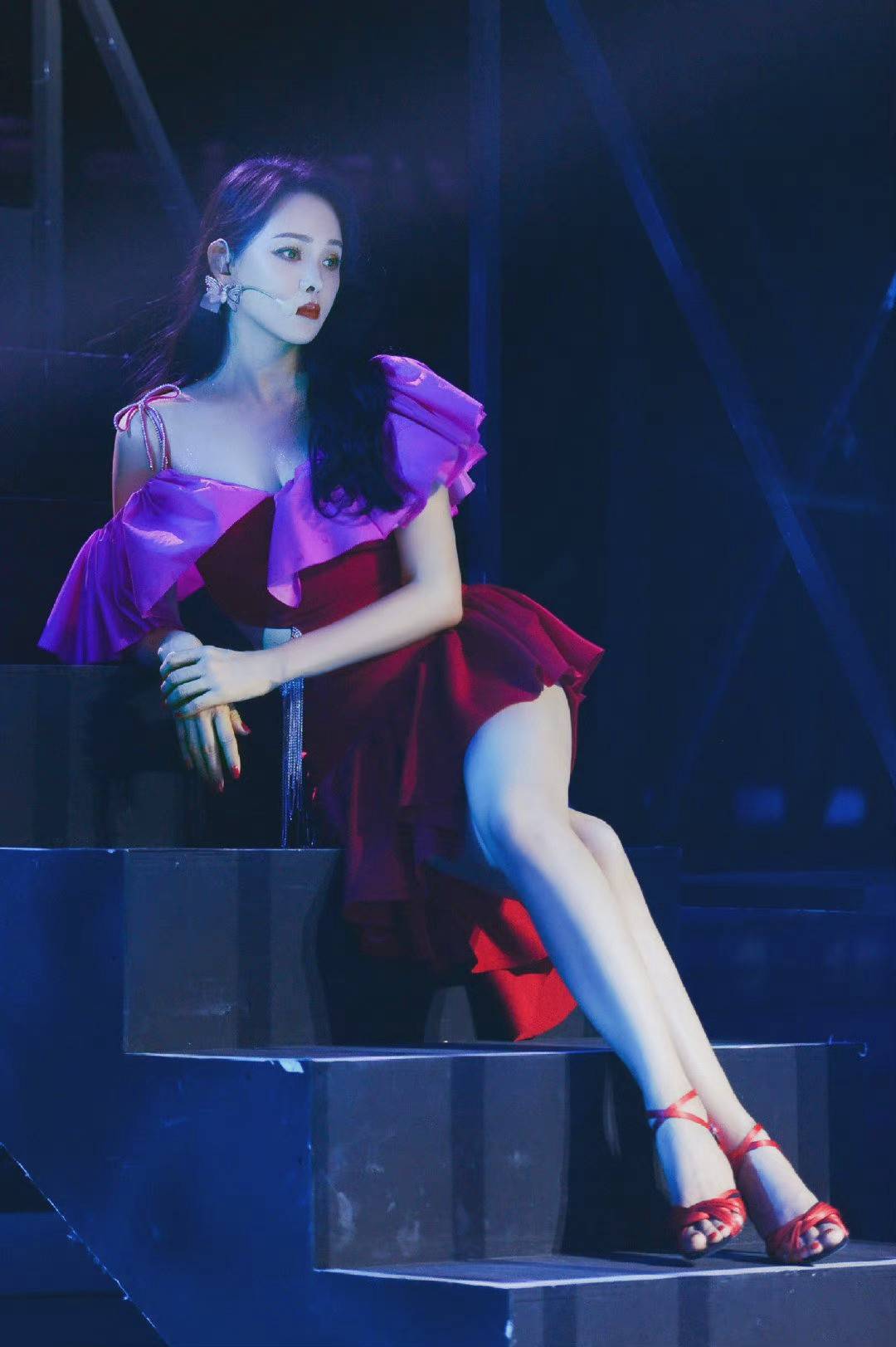 身材 伊能静身材没走样，轻松驾驭粉红色丝绒裙