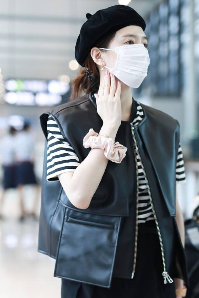 计划 江疏影现身机场，条纹上衣配马甲酷酷的，肥肠发圈引领时尚