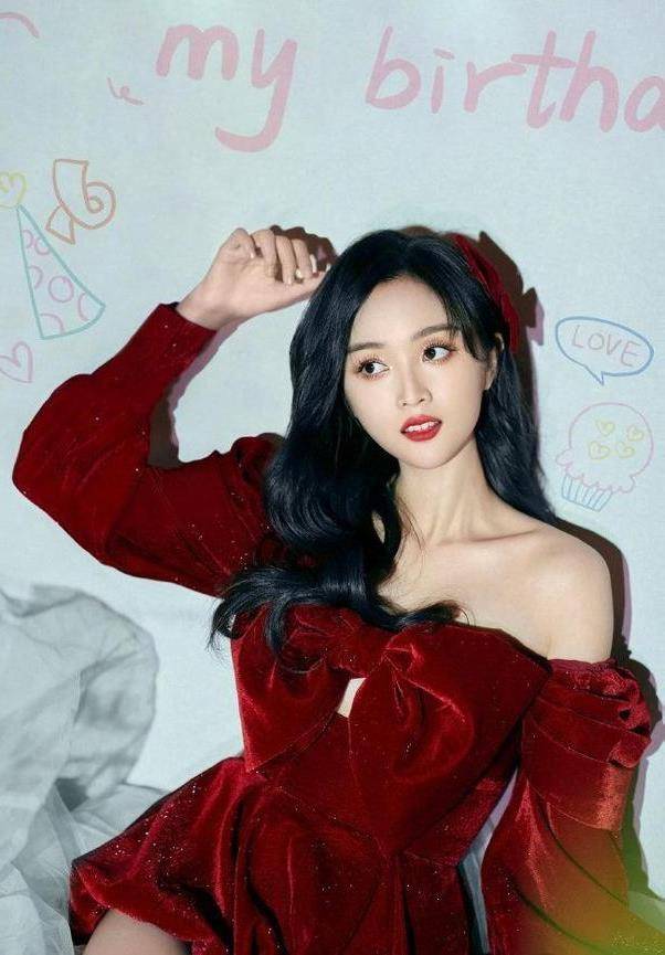 吴宣 女人穿衣选红色好美,看吴宣仪的红色造型,27岁看着也很嫩