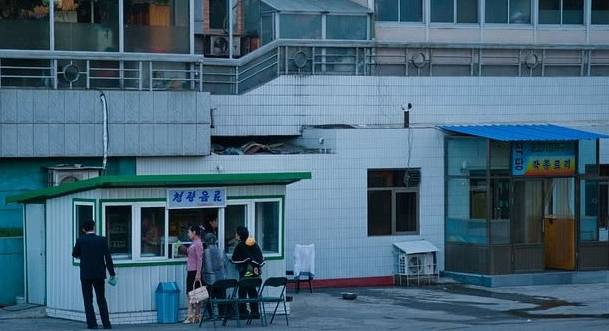 朝鲜平壤见闻：三十层的高楼并不少见，街上也能见到路虎奔驰