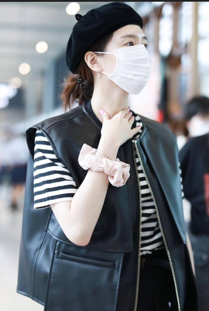 计划 江疏影现身机场，条纹上衣配马甲酷酷的，肥肠发圈引领时尚