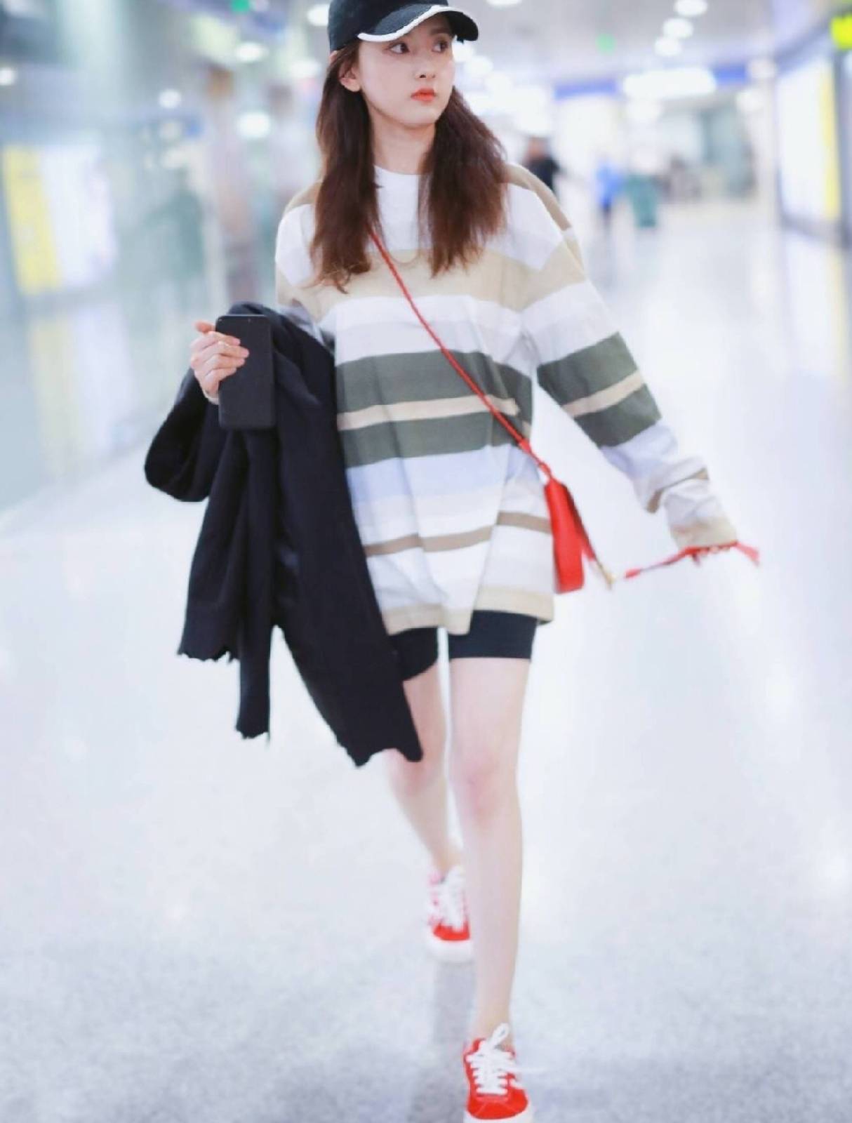 样式 宋祖儿不愧是时髦精,穿白色背心凹造型,身材婀娜又甜又媚