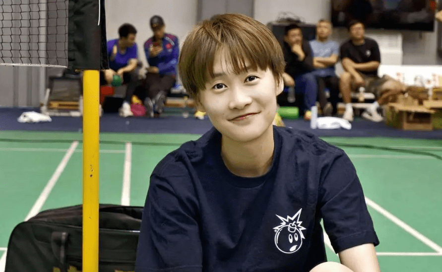 原创前国羽一姐产后抱娃出镜小家伙呆萌可爱宝宝耳垂特别大有福气