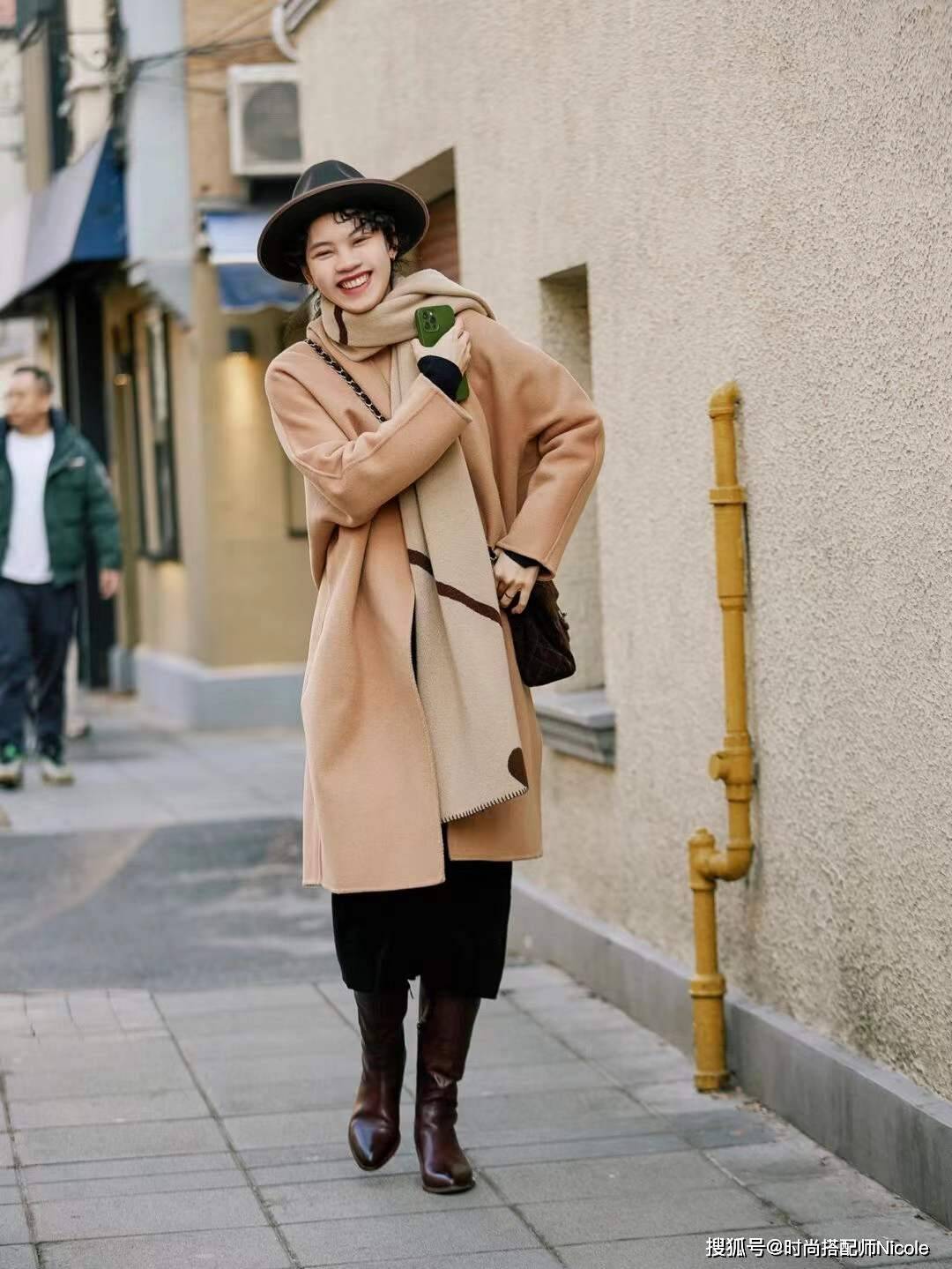 降低 去了上海才知道，会穿的女人都爱“叠穿”，不露腿不露腰照样时髦