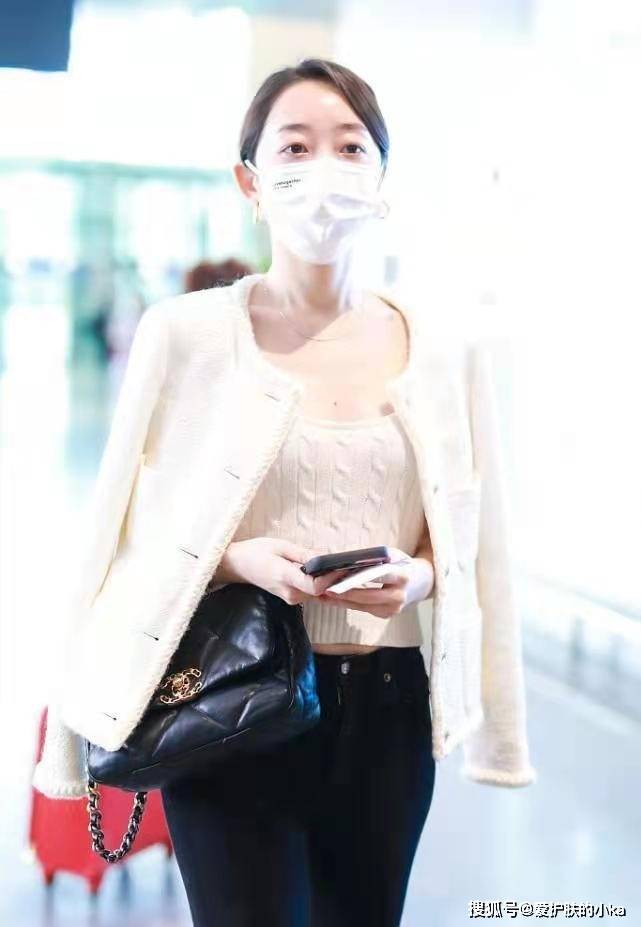 蒋梦婕 蒋梦婕满身贵气,小香风外套+小脚裤优雅时髦,配香奈儿包很抢镜
