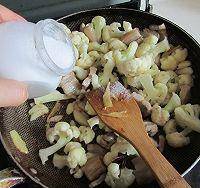 姜片|这样一盘很下饭的家常菜干锅花菜,非常好吃,制作方法也简单!