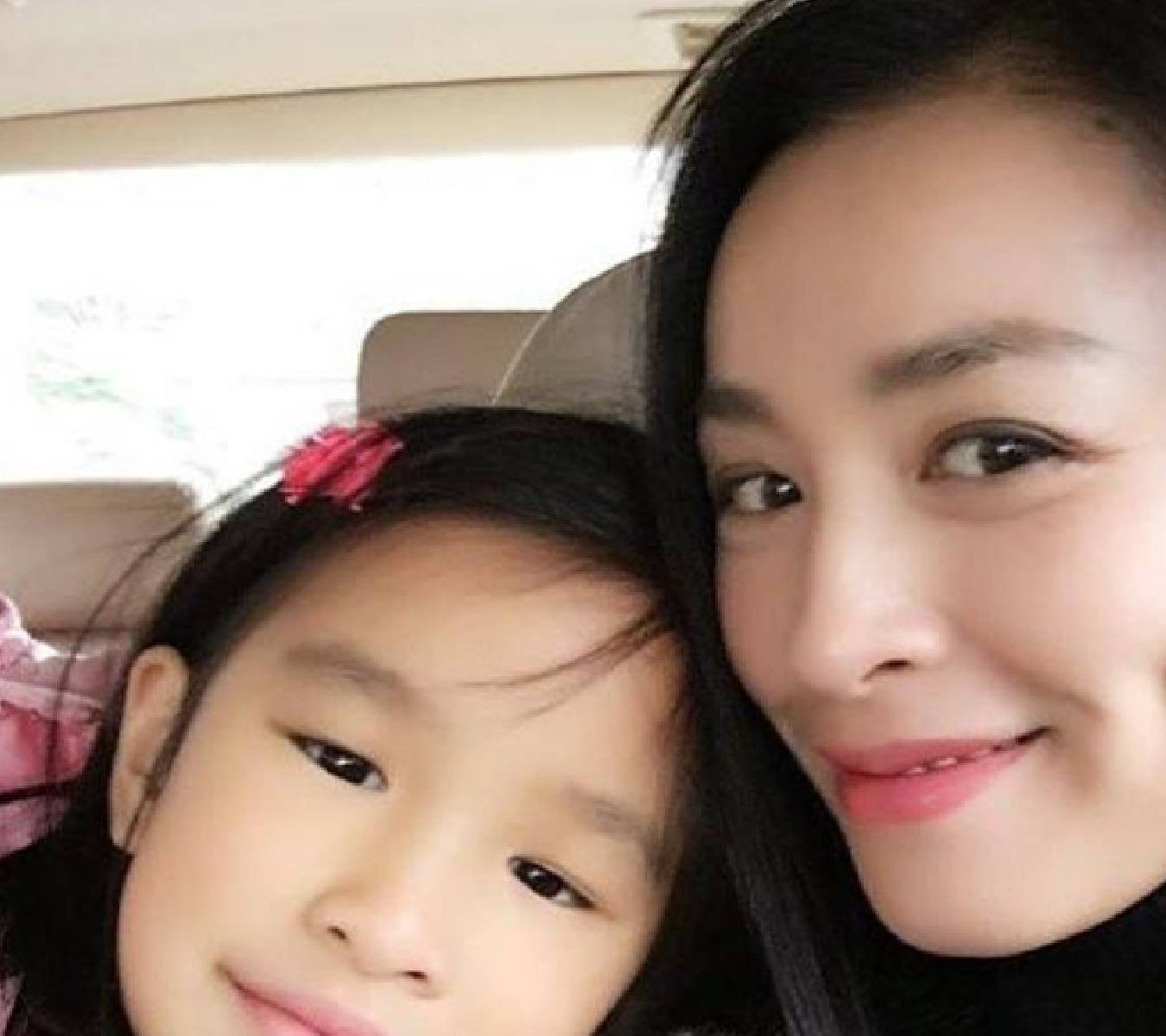 网友“一家三口我最丑”,网友晒父母年轻时照片,已达颜值天花板