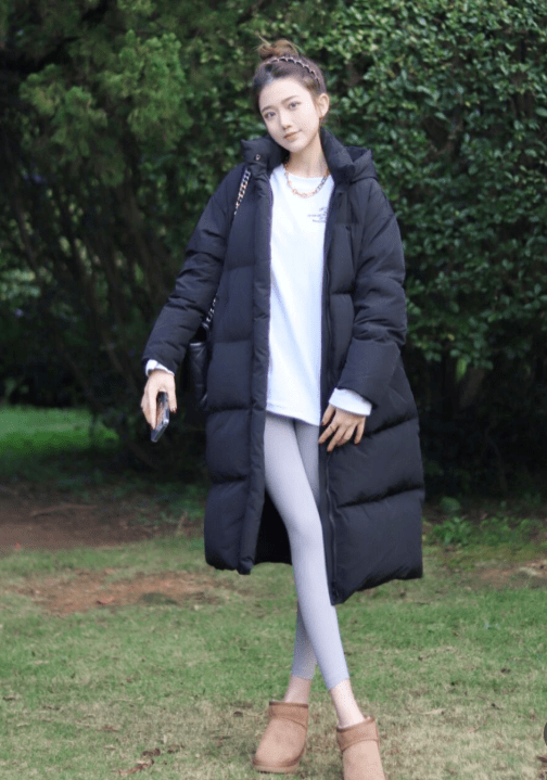 黑色 今年流行“羽绒服+小脚裤”，时髦显瘦又保暖，轻松美出新高度