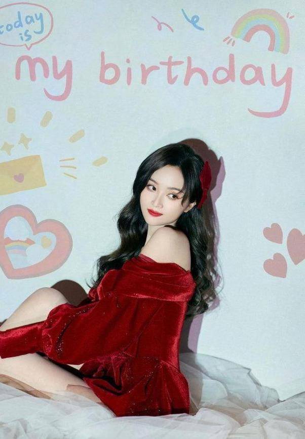 吴宣 女人穿衣选红色好美,看吴宣仪的红色造型,27岁看着也很嫩