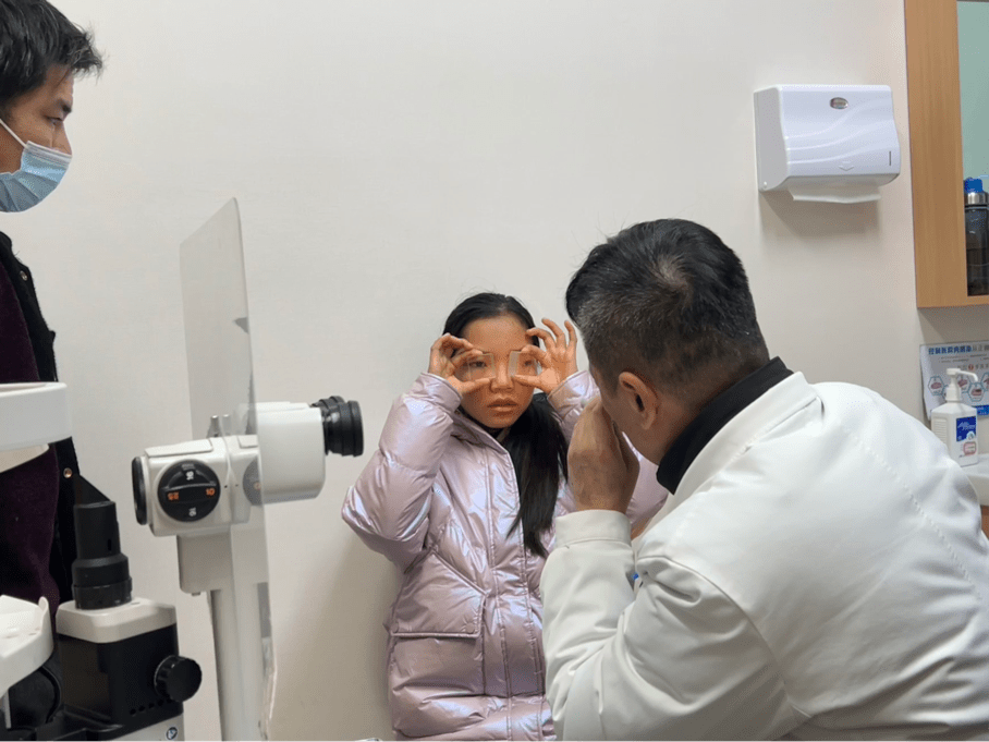 12岁女孩因从小斜视导致性格内向获公益援助终于成功手术