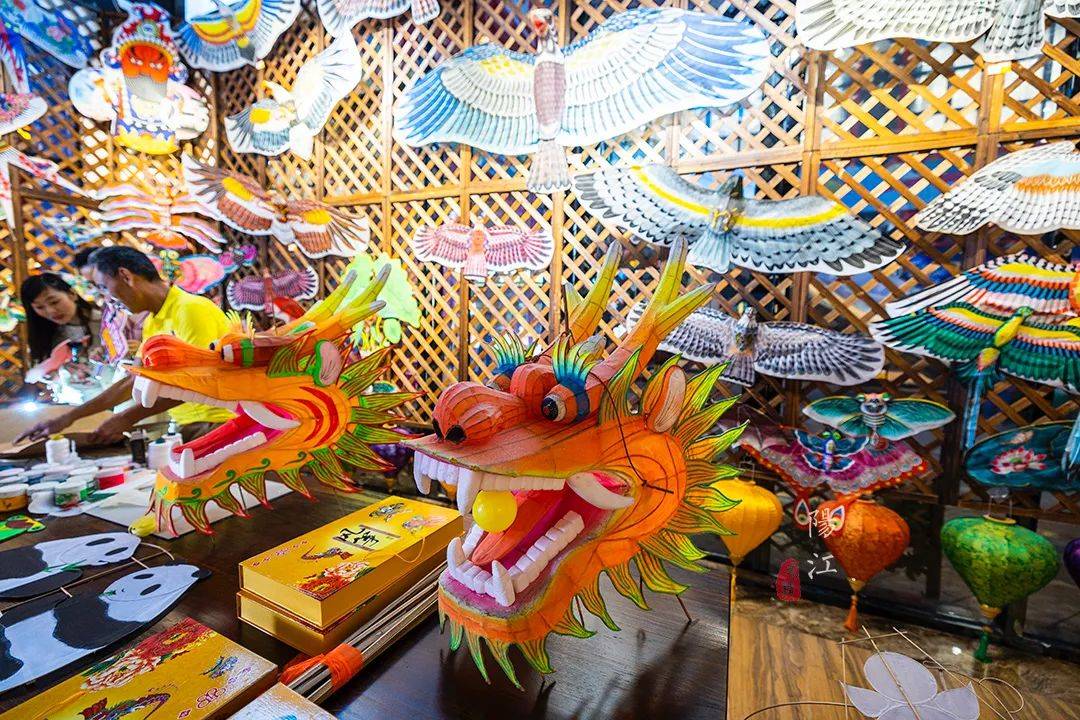 春节遛娃好去处，这个风筝主题的网红街区，晚上风筝会发光