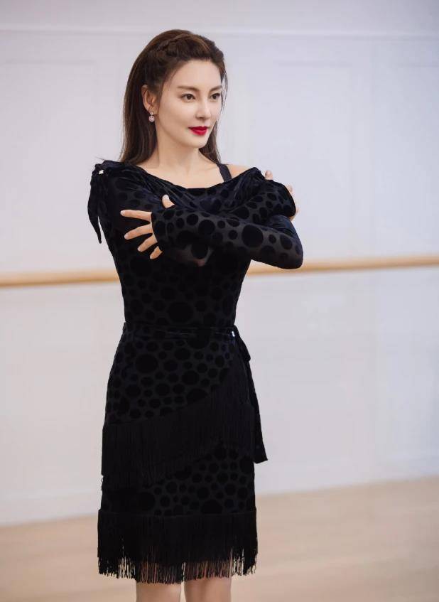 黑色 张雨绮终于找对“风格”了，穿短羽绒服配喇叭裤，显瘦又时髦