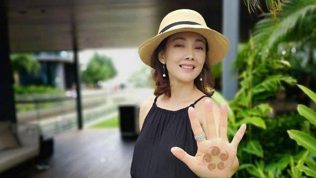 最火的小品女演员 21230958381048258850aaca1464a443.jpeg