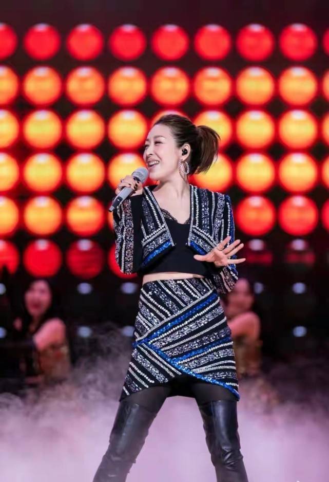 身材 天后孙悦高调回归！50岁穿女团风不翻车，时隔7年首次公开亮相