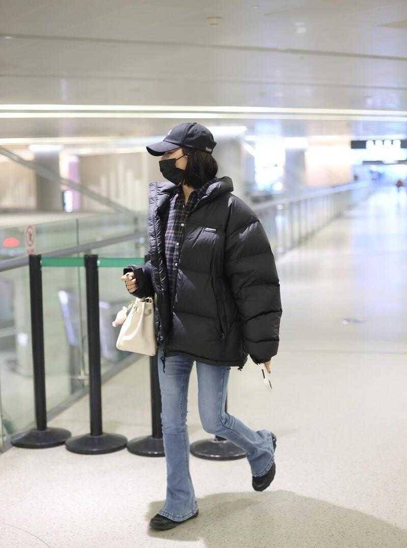 黑色 张雨绮终于找对“风格”了，穿短羽绒服配喇叭裤，显瘦又时髦