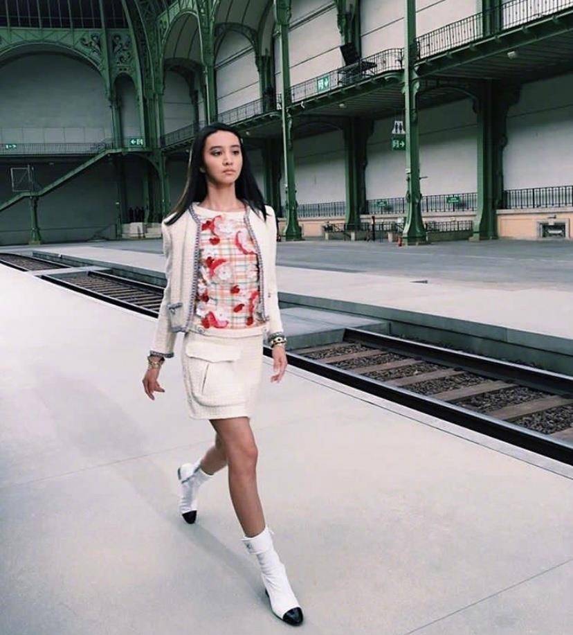 显得 木村光希晒母女合照，50岁妈妈素颜皮肤不输女儿，母女同框似姐妹