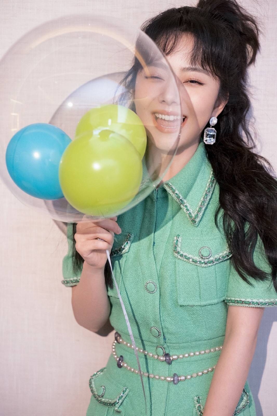 吴宣 吴宣仪撞衫谭松韵！哪里还有土又甜的影子？清新时尚，成气质美女