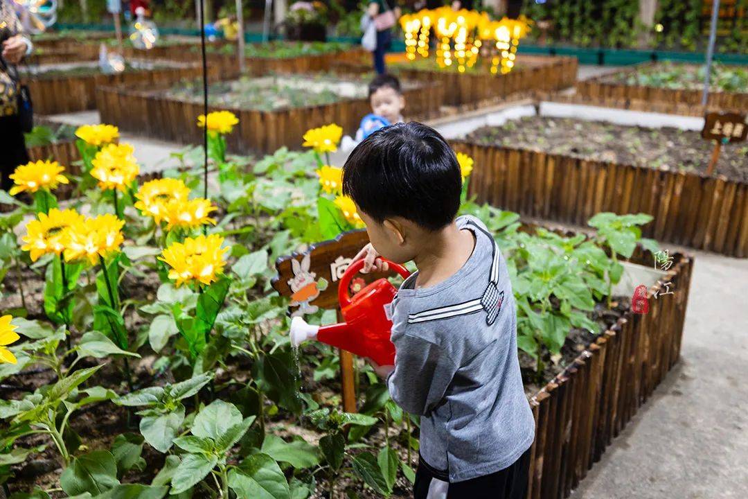 春节遛娃好去处，这个风筝主题的网红街区，晚上风筝会发光