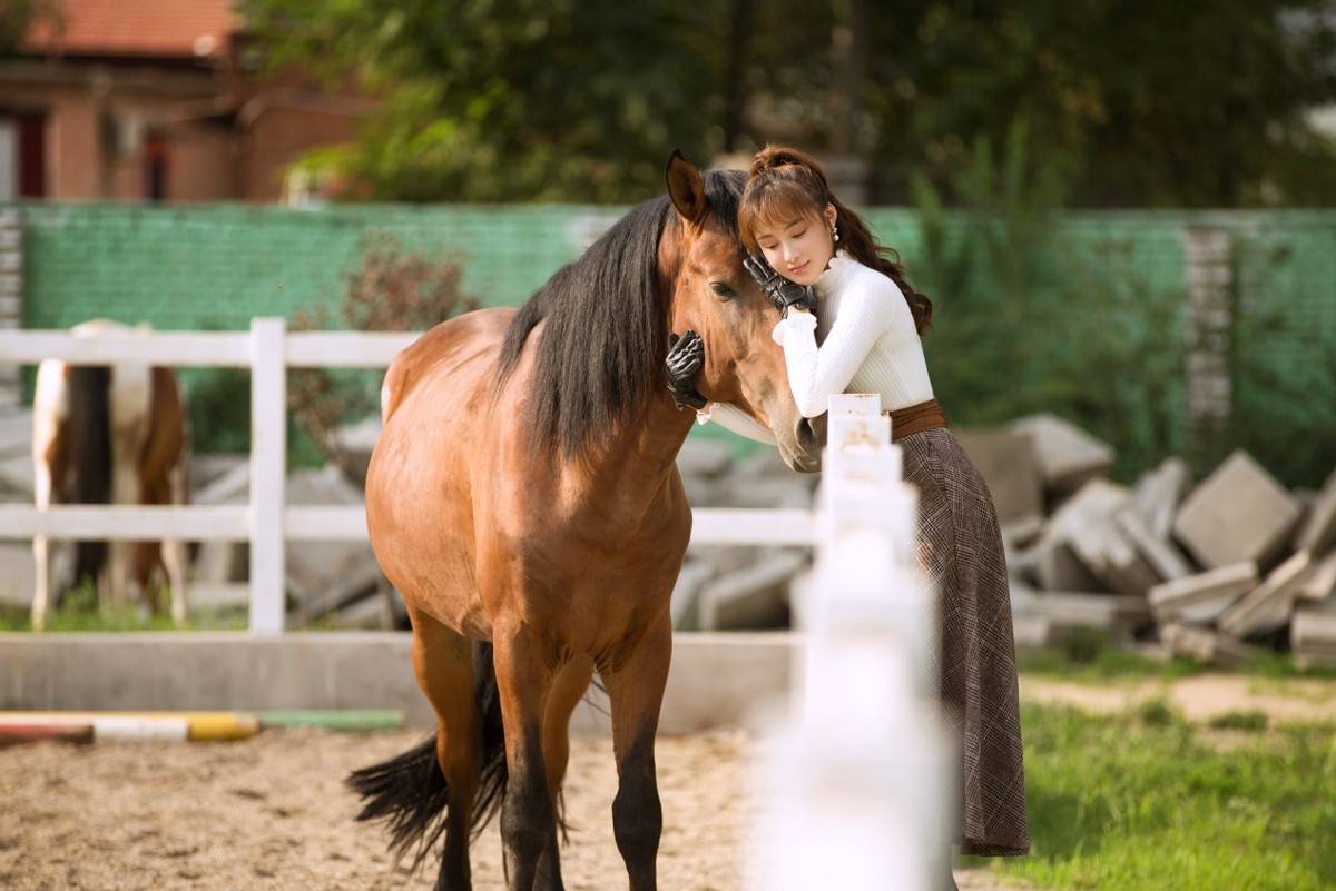 孙嘉璐这哪里是练习射击是在对着粉丝心脏进行狙击
