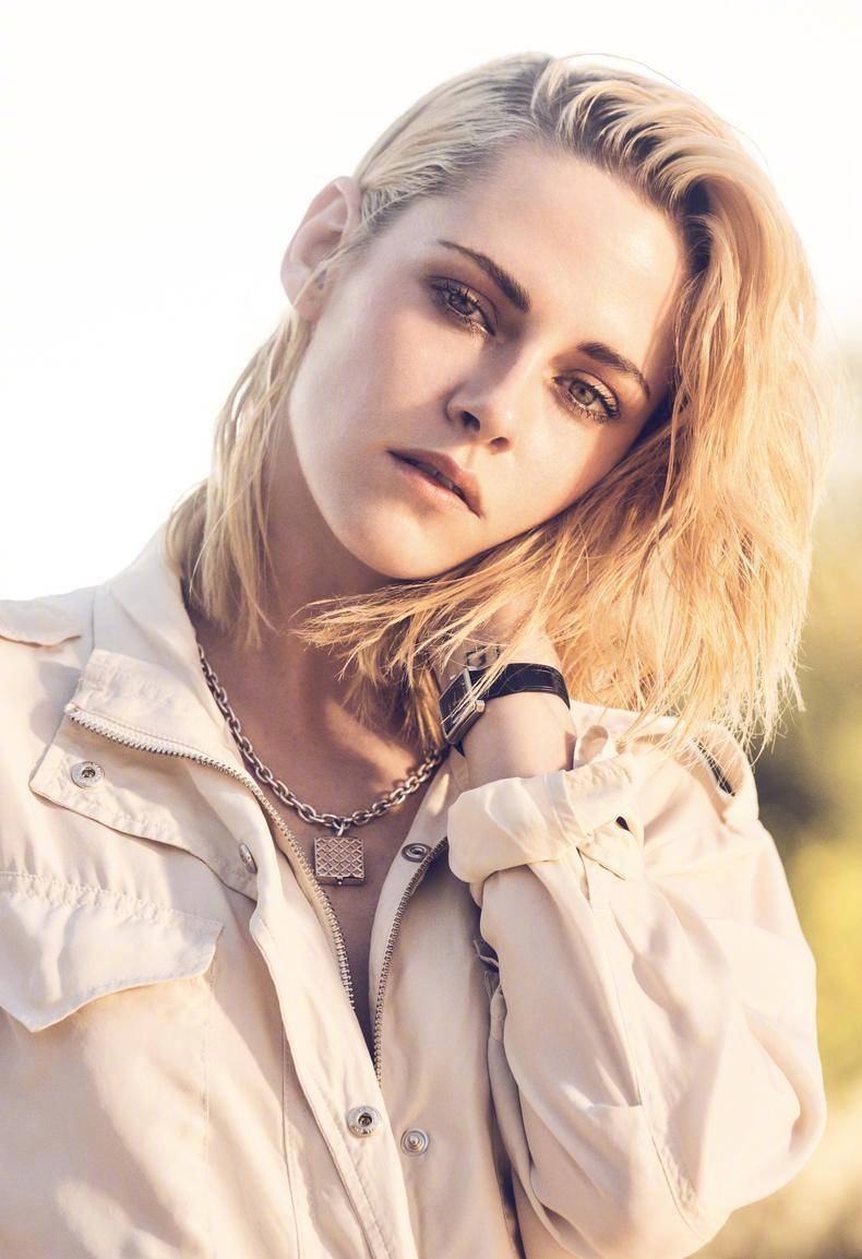 斯图尔特造型百变露出香肩小肚脐性感妩媚太叛逆妖艳了