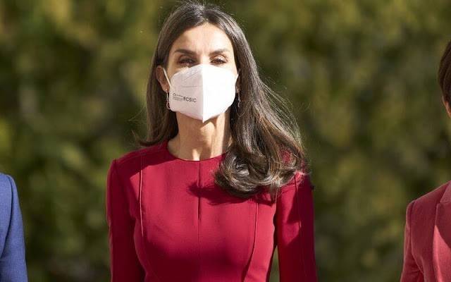 身材 西班牙王后的最新营业照曝光！光腿穿紧身裙气质出众，红色很适合她